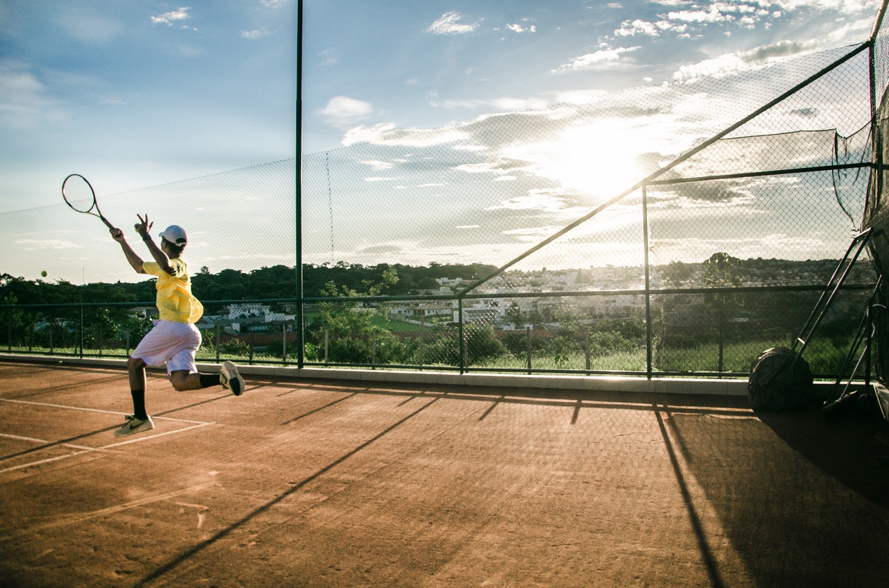 woman-playing-tennis